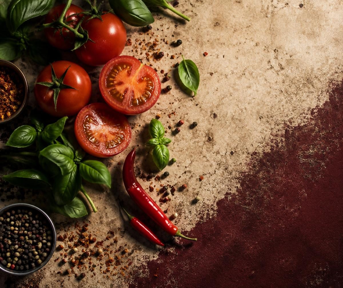 Tomates frescos, manjericão, pimenta e especiarias